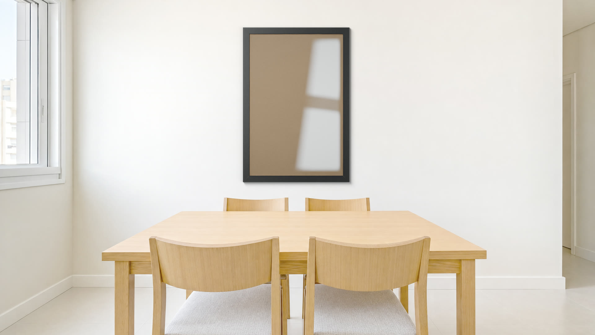 Moldura preta 60x90 com perfil de 4 cm na parede de uma sala de jantar clara, acima da mesa